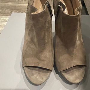 Trendy Via Spiga gray suede bootie